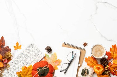 Sonbahar ofis masası. Laptop, defter, bir fincan kahve ve sarı yapraklar. Metin için boşluk ile düz uzandı.