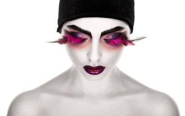 Uzun kirpiklerini gerçeküstü bayanla