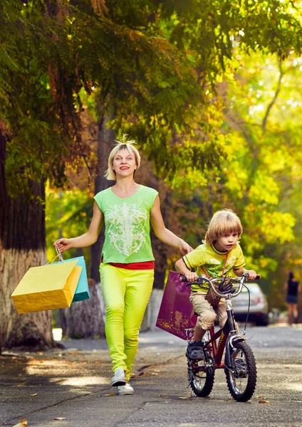 Frau mit Sohn zu Fuß Stadtstraße — Stockfoto