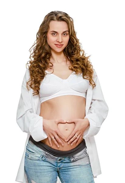 Портрет беременной с вывеской на сердце — стоковое фото