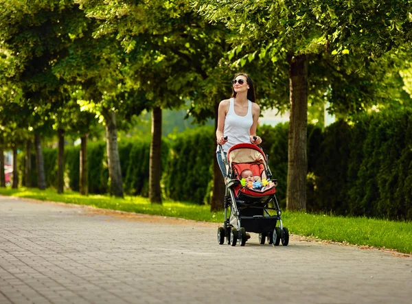 Moeder met kinderwagen — Stockfoto