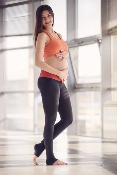 Fitness gravid kvinna full längd — Stockfoto