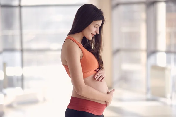 Stående fitness gravid kvinna — Stockfoto