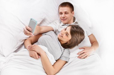 Çift smartphone ile fotoğraf çekimi