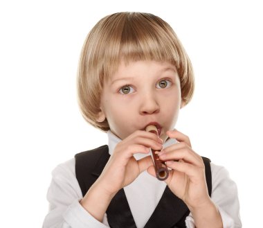 Çocuk fifre oynamak