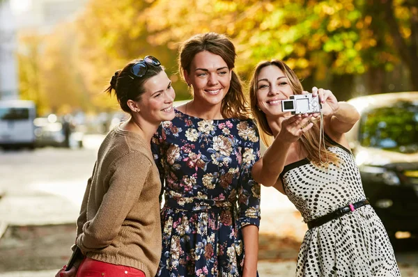 Três meninas amigos fazendo selfie — Fotografia de Stock