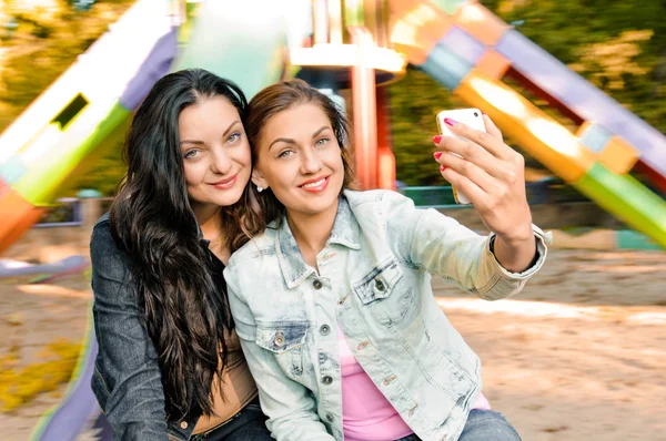 Femmes amis selfie extérieur — Photo