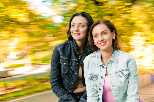 Divertido hermosa joven feliz amigos mujeres —  Fotos de Stock