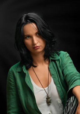 şirin ciddi kadın portre