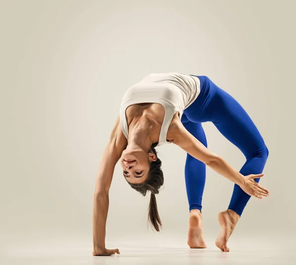 Haciendo yoga mujer —  Fotos de Stock