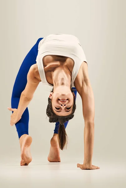 Haciendo yoga mujer —  Fotos de Stock