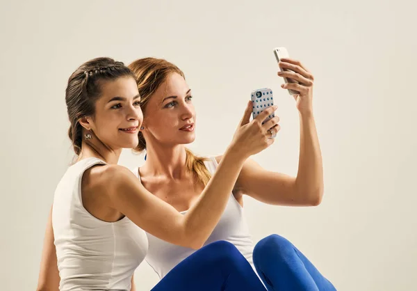 Menina Fitnes. ioga em par. selfie — Fotografia de Stock