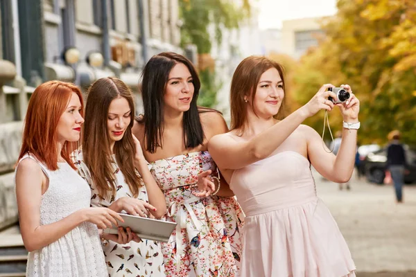 Meninas fazendo fotos — Fotografia de Stock