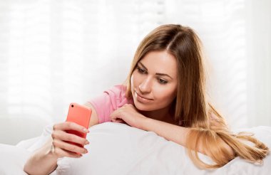 kız yatakta istimal hareket eden aygıt