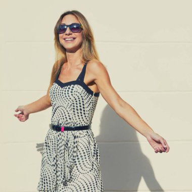 genç kadın güneşin tadını çıkarma