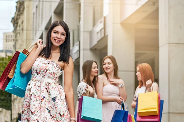 Compradores felices con compras — Foto de Stock