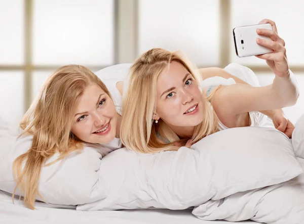 Sonriendo amigos niñas haciendo selfie en casa —  Fotos de Stock