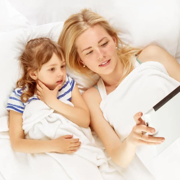 Giovane famiglia utilizzando tablet — Foto Stock