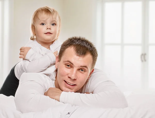 Leende far och hans dotter — Stockfoto