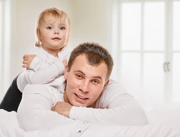 Lächelnder Vater und seine Tochter — Stockfoto