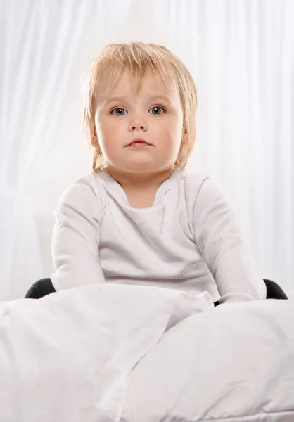 Happy baby child portrait in bed — Stock Photo, Image