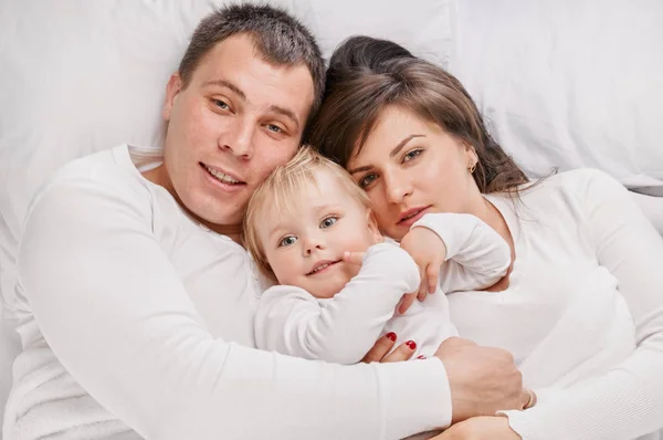 Familie zusammen auf dem Bett liegend — Stockfoto