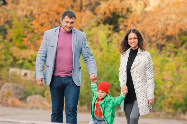 Familie wandelen in park — Stockfoto