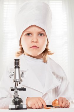 ciddi mikroskop çocuk