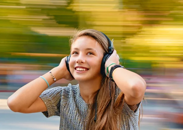 Dospívající dívka zábavu s hudební sluchátka — Stock fotografie