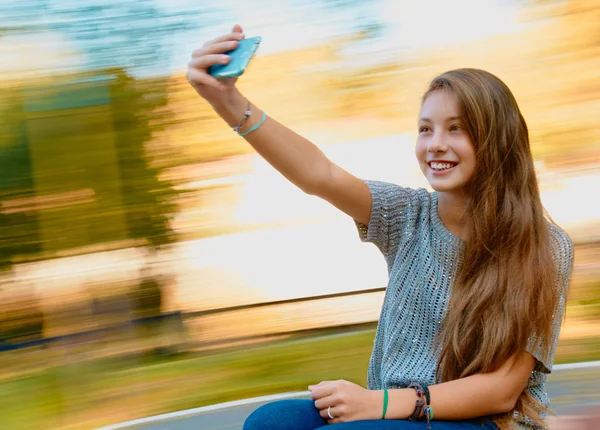 Adolescente ragazza selfie divertimento — Foto Stock