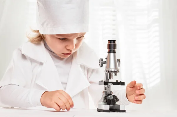 Pesquisador microscópio menino retrato — Fotografia de Stock