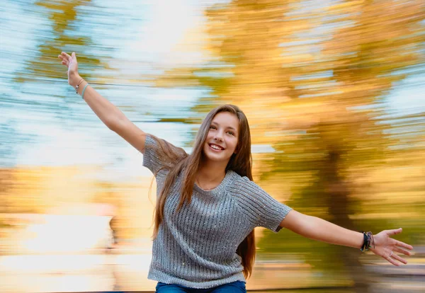 Adolescente chica divertido en otoño —  Fotos de Stock