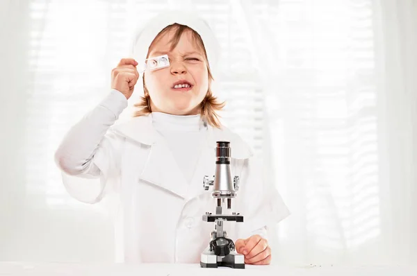 Mikroskopet pojke på lektion — Stockfoto