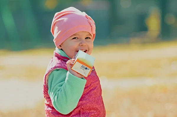 Baby drinking juice outdoor — Stock Photo, Image