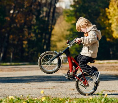 Küçük çocuk dublör