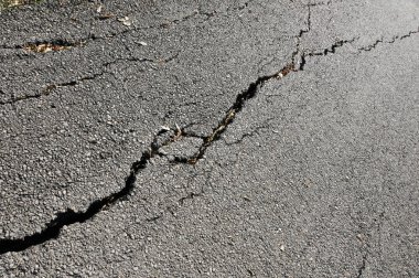 gri asfalt ile çatlamak