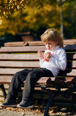 Bankta bir mısır yeme çocuk