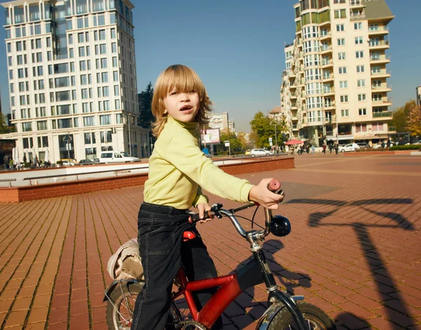 Boy Bicicleta de jinete en la ciudad — Foto de Stock