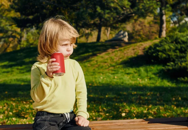 เด็กน้อยดื่มกับกระป๋อง — ภาพถ่ายสต็อก