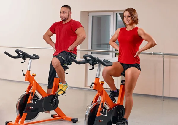 Ciclismo de pareja joven en el gimnasio — Foto de Stock