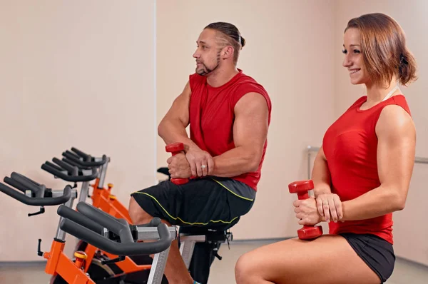 Ciclismo de pareja en el gimnasio —  Fotos de Stock