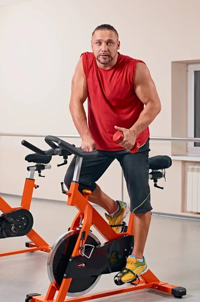 Collega fiets fietsen in sportschool — Stockfoto