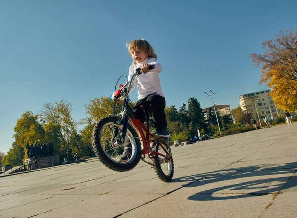 Pequeño niño haciendo una rueda trasera — Foto de Stock