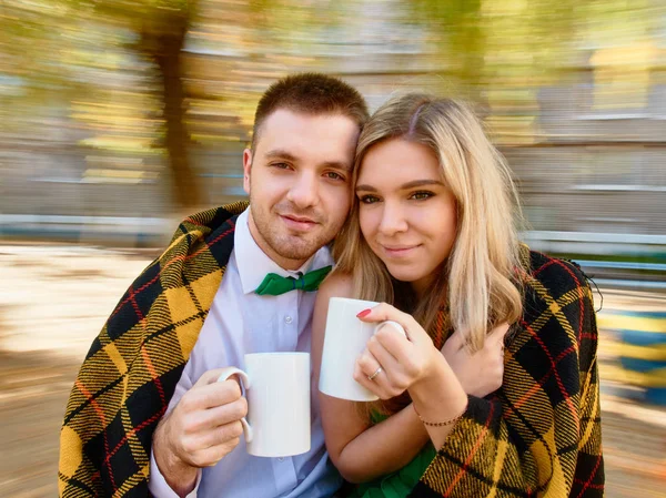 Feliz bebida pareja —  Fotos de Stock