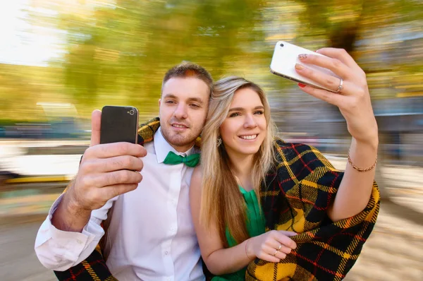 Sorridenti foto di coppia con cellulare — Foto Stock