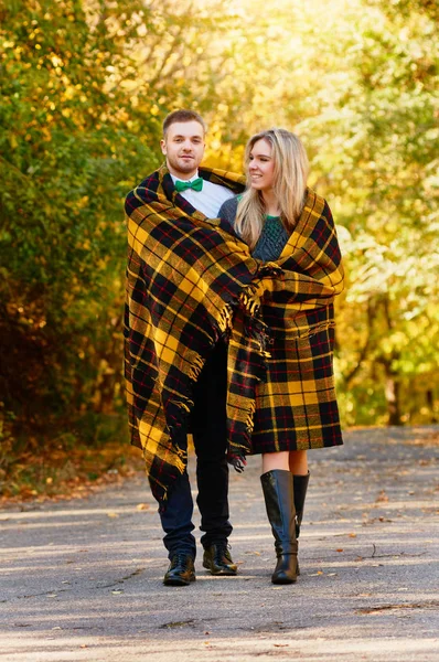 Falla i kärlek hösten. promenader tillsammans — Stockfoto