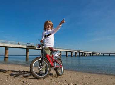 deniz plaj bisikletli çocukla