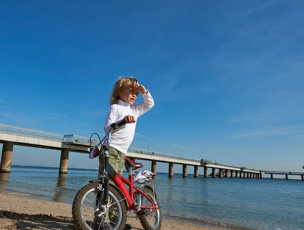 Ragazzo con bicicletta sul mare all'aperto — Foto Stock