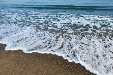 köpüklü dalga ile plaj