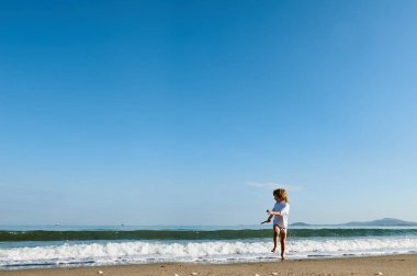 dalgalar uzak çalışan çocuk